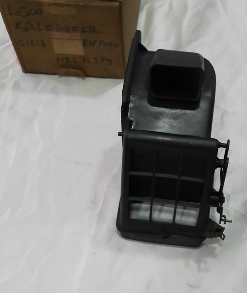 Orjinal Mitsubishi L300 86/94 Kalorifer Hava Çıkış Kutu MB272579